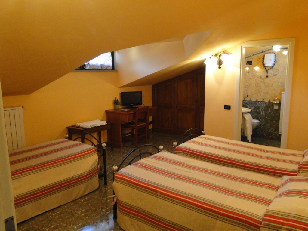 Le Lanterne Hotel Borgo San Dalmazzo Kamer foto